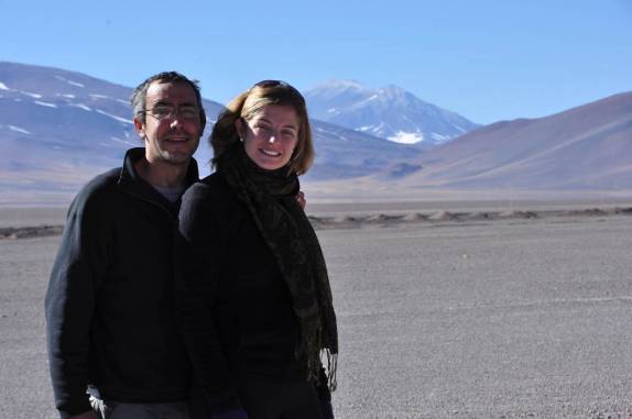 Pose para foto ao lado do Ojos del Salado, no Parque Nacional Nevado Tres Cruces, região do Paso San Francisco, próximo à Copiapo, no Chile